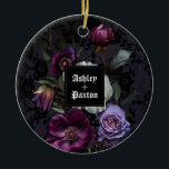 Adorno De Cerámica Bouquet gótico morado de flores en encaje con Rave<br><div class="desc">Este adorno es perfecto para un moderno y elegante boda gótico. El diseño floral de Moody cuenta con un ramo natural de flores violetas en un marco lujoso de color morado oscuro y encaje negro con dos cuervos. Puedes personalizar con tus primeros nombres</div>