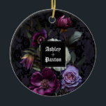 Adorno De Cerámica Bouquet gótico morado de flores en encaje con Rave<br><div class="desc">Este adorno es perfecto para un moderno y elegante boda gótico. El diseño floral de Moody cuenta con un ramo natural de flores violetas en un marco lujoso de color morado oscuro y encaje negro con dos cuervos. Puedes personalizar con tus primeros nombres</div>