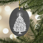 Adorno De Cerámica Brillante Star Christmas Tree Chalkboard Keepsake<br><div class="desc">¡Que tengas unos Navidades alegres con este diseño festivo! Cuenta con un abundante árbol de Navidad con "cuelga una estrella brillante sobre la masa más alta" inscrito en el interior, todo sobre un fondo de pizarra gris y cepillado. Personalizar al revés con el año por un dulce descanso. Artículos de...</div>