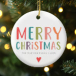 Adorno De Cerámica Brillante y colorida familia navideña<br><div class="desc">Esta familia simple y divertida adorno de Feliz Navidad ofrece un lugar para que añadas tus nombres y año, con ‘Feliz Navidad’ en una colorida tipografía brillante. En la parte de atrás hay un colorido diseño de puntos polka. La perfecta decoración moderna y minimalista de las vacaciones navideñas para su...</div>