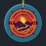 Adorno De Cerámica Brújula retro del parque nacional de los Volcanes<br><div class="desc">Diseño artístico vectorial de los volcanes de Hawái. El parque está en la isla de Hawái. En su corazón se encuentran los volcanes activos Kīlauea y Mauna Loa.</div>