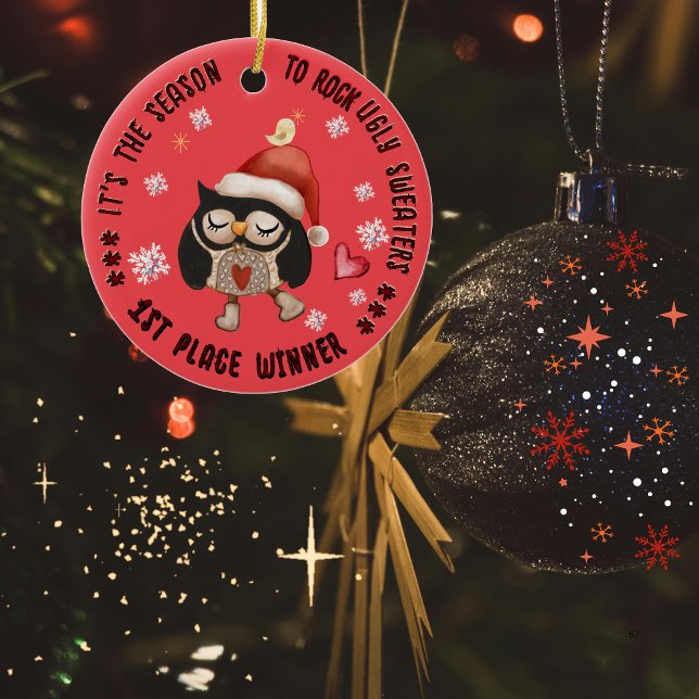 Adorno De Cerámica Búho ganador de 1° suéter feo (Ugly Sweater 1st Winner Owl Ceramic Ornament)