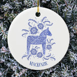 Adorno De Cerámica Caballo de dala sueco personalizado blanco azul<br><div class="desc">Pintura azul perwinkle y blanco de un caballo de Dala sueco. Cambie o quite el nombre al personalizar.</div>