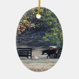 Adorno De Cerámica Caballo marrón caminando a través de la cerca