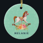 Adorno De Cerámica Caballo rocoso vintage con Recién nacido Bouquet f<br><div class="desc">Un recién nacido adornado con una encantadora y fantasiosa imagen de un mecedor a la antigua con un ramo de flores de bonito rosa y amarillo. El fondo es un patrón de damasco de color verde claro. Nombre personalizado en la parte delantera, nombre completo e información de nacimiento en la...</div>