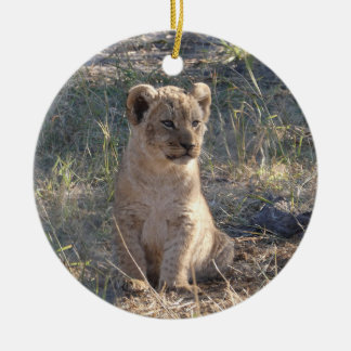 Adorno De Cerámica Cachorro de león africano diminuto sentado en la h