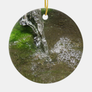 Adorno De Cerámica Caída de agua que gotea sobre el agua