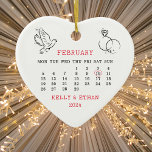 Adorno De Cerámica Calendario Cordial de fecha de Boda de 2024 casado<br><div class="desc">2024 Boda Fecha Calendario Corazón Casado Ornamento Cerámico. Elementos coincidentes disponibles.</div>