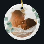 Adorno De Cerámica Caligrafía elegante | Foto de Merry y Married<br><div class="desc">Crea tu propio toque de boda con este elegante adorno de cerezo de verdor y de cerámica de festividad fotográfica casada. Este diseño moderno y de moda presenta ramas de eucalipto, ilustraciones de acuarela y un elegante marco de foto geométrica de Relieve metalizado de oro falso. Añade dos fotos personalizados...</div>