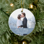 Adorno De Cerámica Calligraphy Heart Mr. y la Sra. Boda Dusty Blue<br><div class="desc">Moderno guión Minimalista simple de caligrafía de Mr. y Mrs. Heart Bride y Groom Boda foto ornamento con copos de nieve de vuelta. Azul turbio</div>