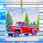 Adorno De Cerámica Camión rojo transportando Navidades personalizados<br><div class="desc">Camión rojo vintage con pinos cubiertos de nieve en el fondo en un día nevado llevando leña a casa para un desagradable adorno navideño navideño.</div>