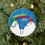 Adorno De Cerámica Canibalismo divertido de muñecos de nieve en Chris<br><div class="desc">Un gracioso muñeco de nieve robando la zanahoria de otro muñeco de nieve en un acto de canibalismo en este adorno navideño para los amantes del cómic,  humoristas oscuros o tontos,  personalizados con tu texto.</div>