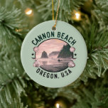 Adorno De Cerámica Cannon Beach Retro Vignette<br><div class="desc">El elegante ornamento de keepsake ofrece unas vistas al agua rosada de estilo retro de la playa de Cannon,  O sobre un fondo verde pastel.</div>