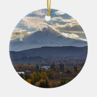 Adorno De Cerámica Capilla nevada del Mt en la temporada de otoño de