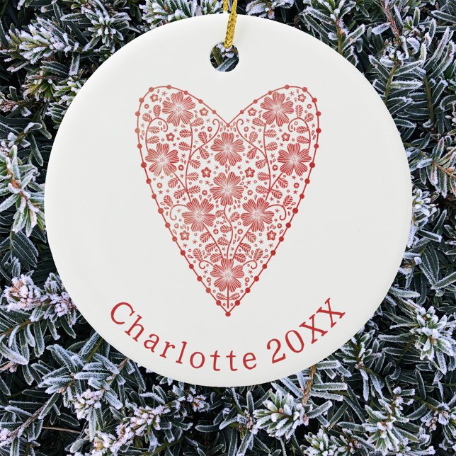 Adorno De Cerámica Cardíaco escandinavo blanco rojo personalizado (Personalized name date Scandinavian red and white heart Christmas ornament)