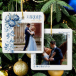Adorno De Cerámica Casado y brillante foto de 2 Bodas cuadrados<br><div class="desc">Ornamento de fotos de casados y brillantes - perfecto para las primeras navidades casadas o para cualquier pareja felizmente casada! El diseño presenta adornos en baudible azul con delicados follajes de invierno para enmarcar tu foto y está elegantemente escrito con letras casadas y brillantes. El otro lado del adorno tiene...</div>