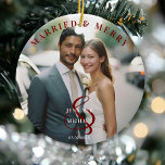 Adorno De Cerámica ¡Casado y Feliz! Elegante, Simpel, Foto<br><div class="desc">Nuestra primera Navidad como Sr. y Sra. ¡Casado y Feliz! Elegante, Simpel, Ornamento fotocerámico Celebra el amor y la alegría de tu primera Navidad junto con este elegante ornamento de cerámica fotográfica. Con la frase "Casado y Feliz", este conservador atemporal puede ser personalizado con tu foto, nombres y fecha de...</div>