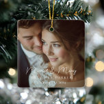 Adorno De Cerámica ¡Casado y Feliz! Elegante, Simpel, Foto<br><div class="desc">Celebra tu primera Navidad como pareja casada con este elegante y atemporal ornamento de fotos de cerámica. Con un sencillo pero refinado tipo de letra de guión, este adorno de personalizable le permite agregar su foto boda favorita y personalizar los nombres, fechas o mensajes para crear un querido keepsake. Simplemente...</div>