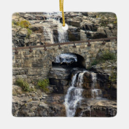 Adorno De Cerámica Cascada a Través de la Piedra