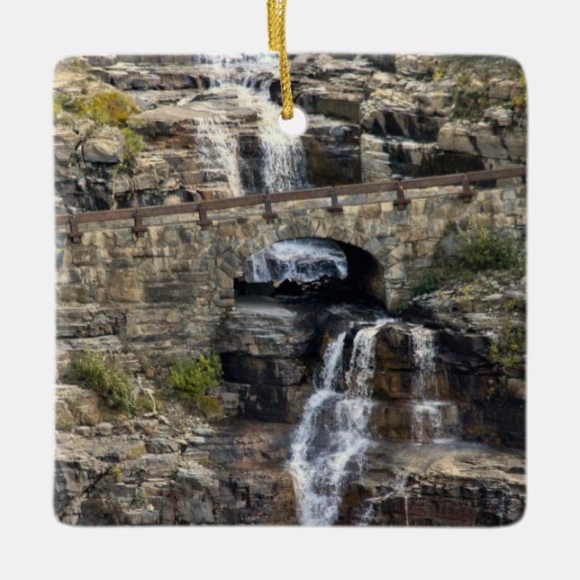 Adorno De Cerámica Cascading Through Stone (Anverso)