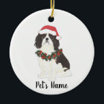 Adorno De Cerámica Cavalier King Charles Spaniel (Tricolor)<br><div class="desc">Haz la lista de este año con un adorno de tu pequeño rey de caballería favorito charles elf! Para los regalos más dulces,  ¡emparejételos con una impresión de arte equivalente u otro artículo de mi colección!</div>