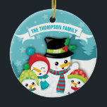 Adorno De Cerámica Cerámica personalizada de Navidades familiares de<br><div class="desc">Ornamento cerámico de Navidades de la familia Blue Snowman personalizado. Gran regalo para una familia de 4. Añadir el nombre de la familia y el año.</div>