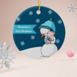 Adorno De Cerámica Cerdito y Snowman abrazando la primera Navidad<br><div class="desc">Adorable primer adorno de Navidad con un ilustracion de un muñeco de nieve y un cerdo abrazándose entre ellos. Un lado el fondo es azul oscuro y puedes personalizar el texto con el tuyo propio. En el otro lado, el fondo es blanco y no hay texto. Ilustrado y diseñado por...</div>