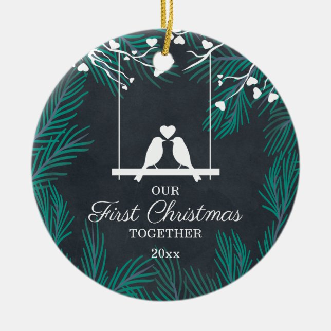 Adorno De Cerámica Chalkboard Lovebirds Nuestra Primera Navidad junto (Frente)