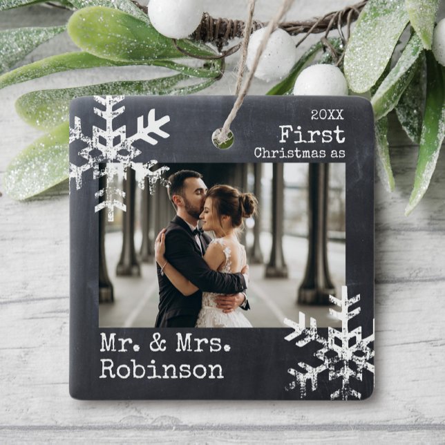 Adorno De Cerámica Chalkboard Primer Navidad Sr. y la Sra. Personaliz (Rustic snowflake newlywed holiday keepsake photo ornament perfect for gifts to bring joy to others.)
