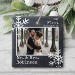 Adorno De Cerámica Chalkboard Primer Navidades Sr. y Mrs. Photo<br><div class="desc">Personalizar este adorno con tu foto boda y agrega tu apellido junto con el año para que estos grandes Navidades se queden.</div>