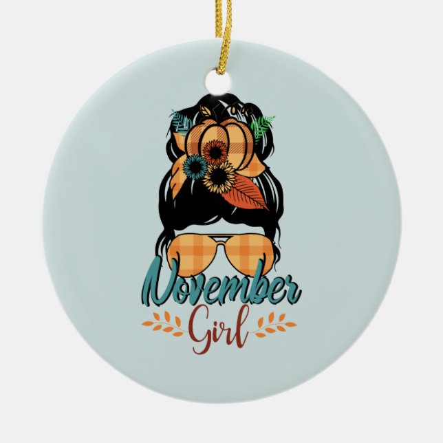 Adorno De Cerámica Chica de noviembre - Autumy Messy Bun Vibes (Frente)