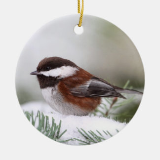 Adorno De Cerámica Chickadee en la nieve