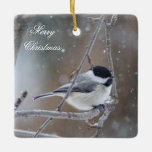 Adorno De Cerámica Chickadee en la nieve del invierno - pájaro