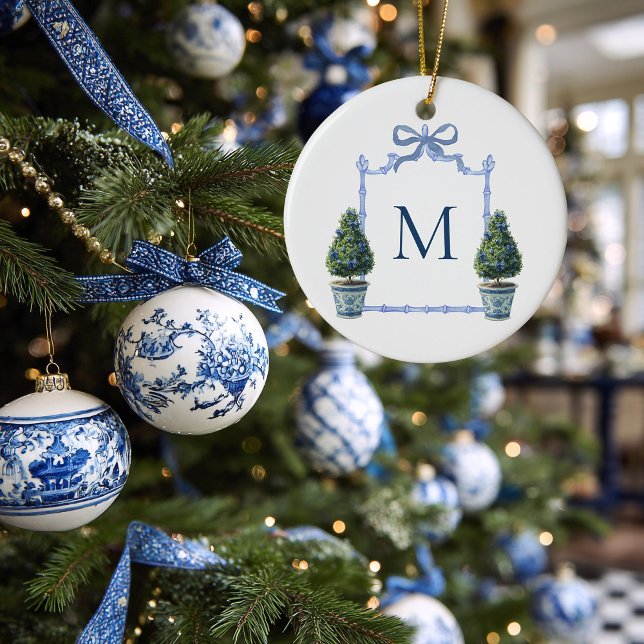 Adorno De Cerámica Chinoiserie Topiary Monogrammed Escudos Navidades (Chinoiserie Topiary Tree Monogrammed Christmas Ornament)