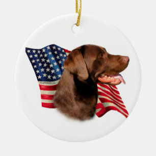 Adorno De Cerámica Chocolate Labrador recuperar bandera estadounidens