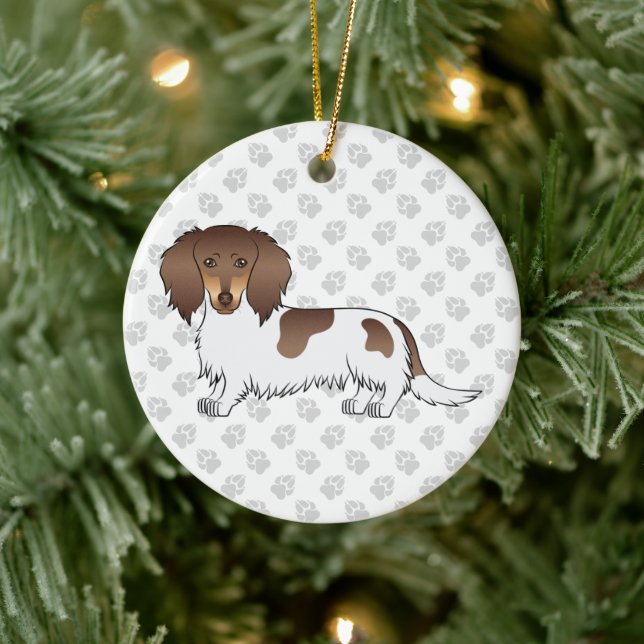 Adorno De Cerámica Chocolate y Tan Piebald Long Hair Dachshund y text (Árbol)