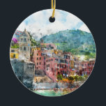 Adorno De Cerámica Cinque Terre Italia en la Riviera italiana<br><div class="desc">Edificios coloridos cerca del muelle y de la iglesia de Santa Margherita d'Antiochia en Vernazza,  Cinque Terre,  Italia</div>