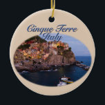 Adorno De Cerámica Cinque Terre, Italia: Noche romántica<br><div class="desc">Las cinco aldeas de pescadores que componen las Cinque Terre (5 tierras) se encuentran en el Parque Nacional Cinque Terre, declarado Patrimonio de la Humanidad por la UNESCO. En esta imagen, una romántica vista de la ciudad de Manarola minutos después de la puesta del sol, con las luces de la...</div>