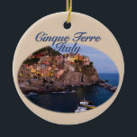 Adorno De Cerámica Cinque Terre, Italia: Noche romántica<br><div class="desc">Las cinco aldeas de pescadores que componen las Cinque Terre (5 tierras) se encuentran en el Parque Nacional Cinque Terre, declarado Patrimonio de la Humanidad por la UNESCO. En esta imagen, una romántica vista de la ciudad de Manarola minutos después de la puesta del sol, con las luces de la...</div>