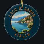 Adorno De Cerámica Círculo retro de Lago di Garda Italia<br><div class="desc">Diseño artístico vectorial del lago Garda. El lago de Garda,  en el norte de Italia,  es conocido por sus aguas cristalinas. En el extremo sur,  la ciudad de Sirmione está dominada por la Rocca Scaligera,  una fortaleza con vistas al puerto.</div>