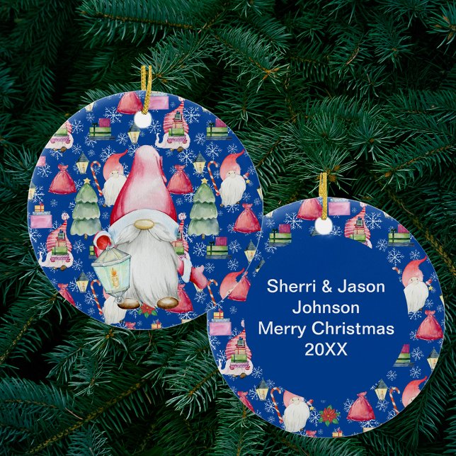Adorno De Cerámica Cita navideña de patrón azul y Santa Gnome (Christmas Santa Gnome & Blue Pattern Holiday Quote Ceramic Ornament)