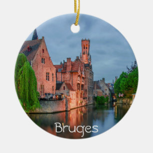 Adorno De Cerámica Ciudad antigua y torre Belfry de noche en Brujas