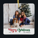 Adorno De Cerámica Clásica Navidad sencilla<br><div class="desc">Celebre la temporada con este único y clásico ornamento de cerámica Merry Christmas con un toque de encanto vintage. El diseño minimalista muestra una elegante paleta de colores rojo y verde que evoca el espíritu acogedor del invierno. Su atractivo moderno y divertido, junto con la redacción tradicional, crea un equilibrio...</div>