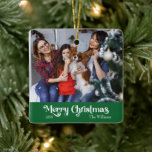 Adorno De Cerámica Clásico Simple Merry Christmas Green<br><div class="desc">Celebre la temporada con este único y clásico ornamento de cerámica verde navideña con un toque de encanto vintage. El diseño minimalista muestra una elegante paleta de colores rojo y blanco que evoca el espíritu acogedor del invierno. Su atractivo moderno y divertido, junto con la redacción tradicional, crea un equilibrio...</div>