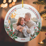 Adorno De Cerámica Classic Holly Pine Silver Frame Photo Newlyweds<br><div class="desc">Foto de marco clásico Holly Pine Silver Fotograma Recién casados El primer ornamento navideño tiene un marco plateado brillante adornado con adorno de pino y cinta para mostrar su propia memoria especial. El brillante y brillante borde plateado rodea tus fotos conmemorativas. Las cintas hueca, de pino y de seda completan...</div>