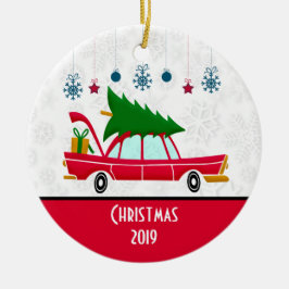 Adorno De Cerámica Coche rojo retro que lleva un árbol de Navidad