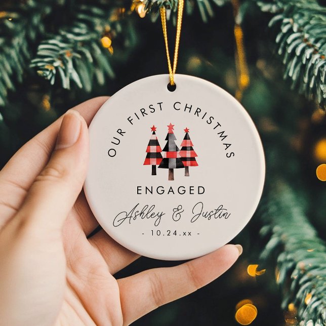 Adorno De Cerámica Compromiso Moderno Primera Navidad Acogedora Plaid (Celebrate your first Christmas engaged with our cozy plaid trees ornament! )