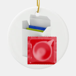 Adorno De Cerámica Condones en el fondo blanco