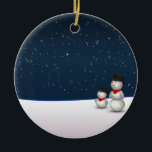 Adorno De Cerámica Constelación Cute Snowmen<br><div class="desc">2 lindos hombres de nieve en una escena de invierno nevado miran al cielo de arriba hacia la constelación estelar de ellos en el cielo oscuro. Un ilustracion muy lindo para la época invernal y especialmente para los Navidades.</div>
