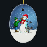 Adorno De Cerámica Construyendo un muñeco de nieve<br><div class="desc">El niño ha construido un muñeco de nieve en el que su perro se para y orina mientras el niño le da al hombre de nieve una nariz de zanahoria.</div>
